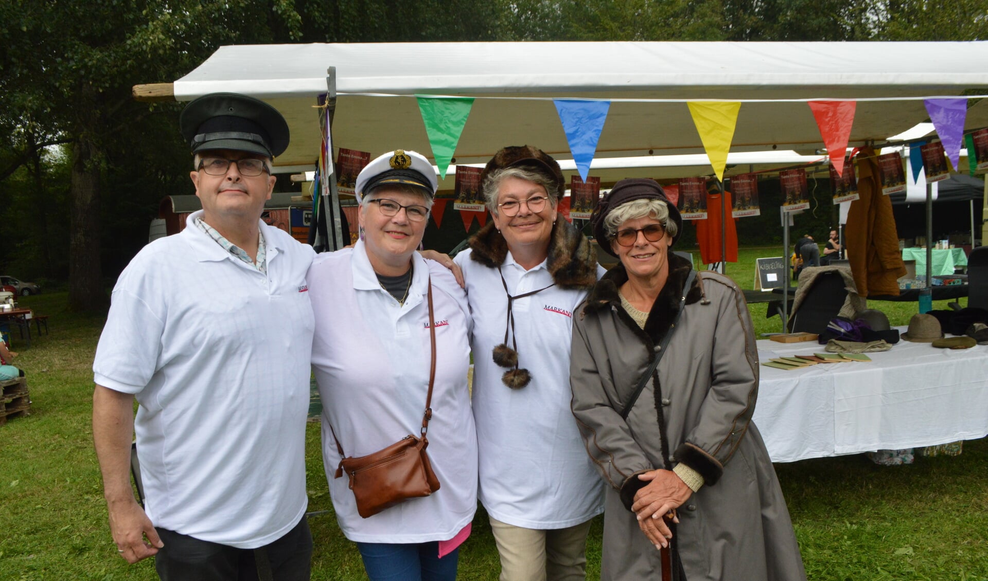 Hans Docter, Imelda Plemper, Sandra Cryns en Jolanda van der Hoeven op de verenigingsmarkt in Swifterbant.