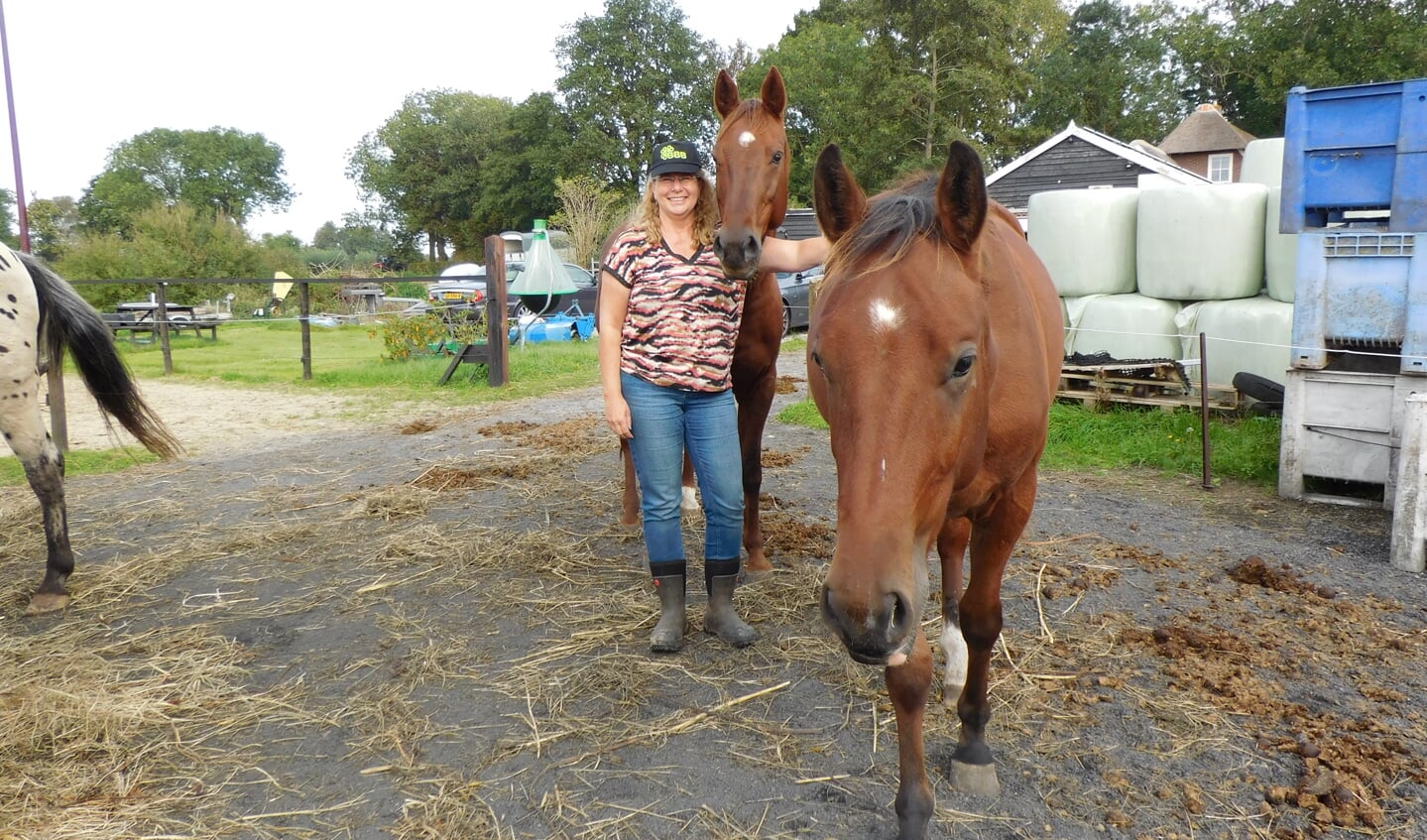 Joke Luitwieler en twee van haar paarden -