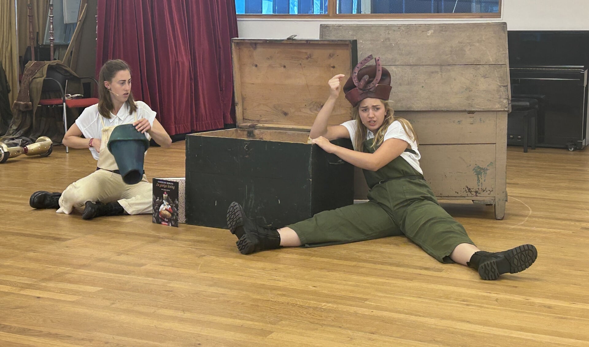 Repetitie 'De Gierige Koning' met Anna Geerse (links) en Aniek Venhoeve