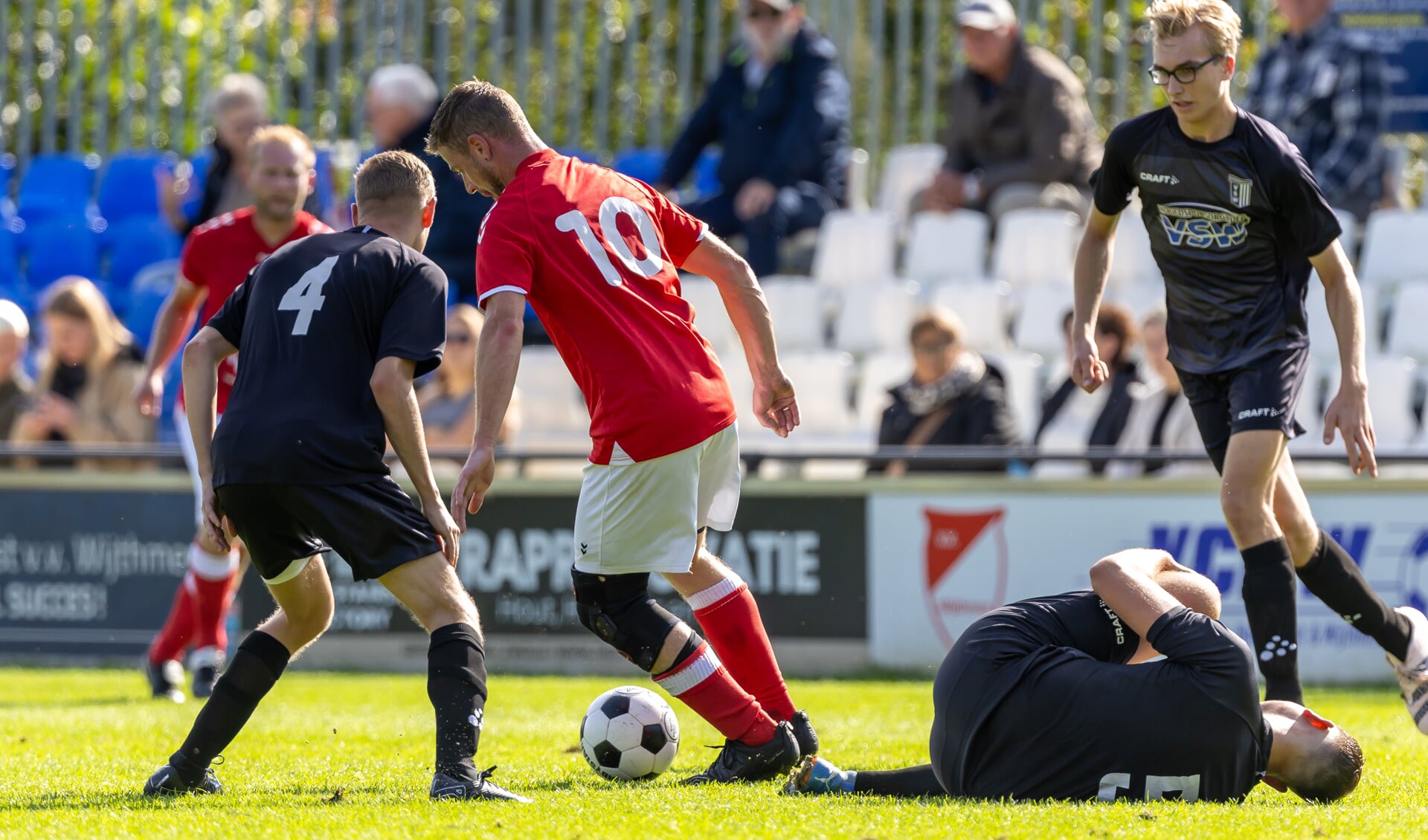 Nick van der Gurp (10) blijft overeind tegen VSW.