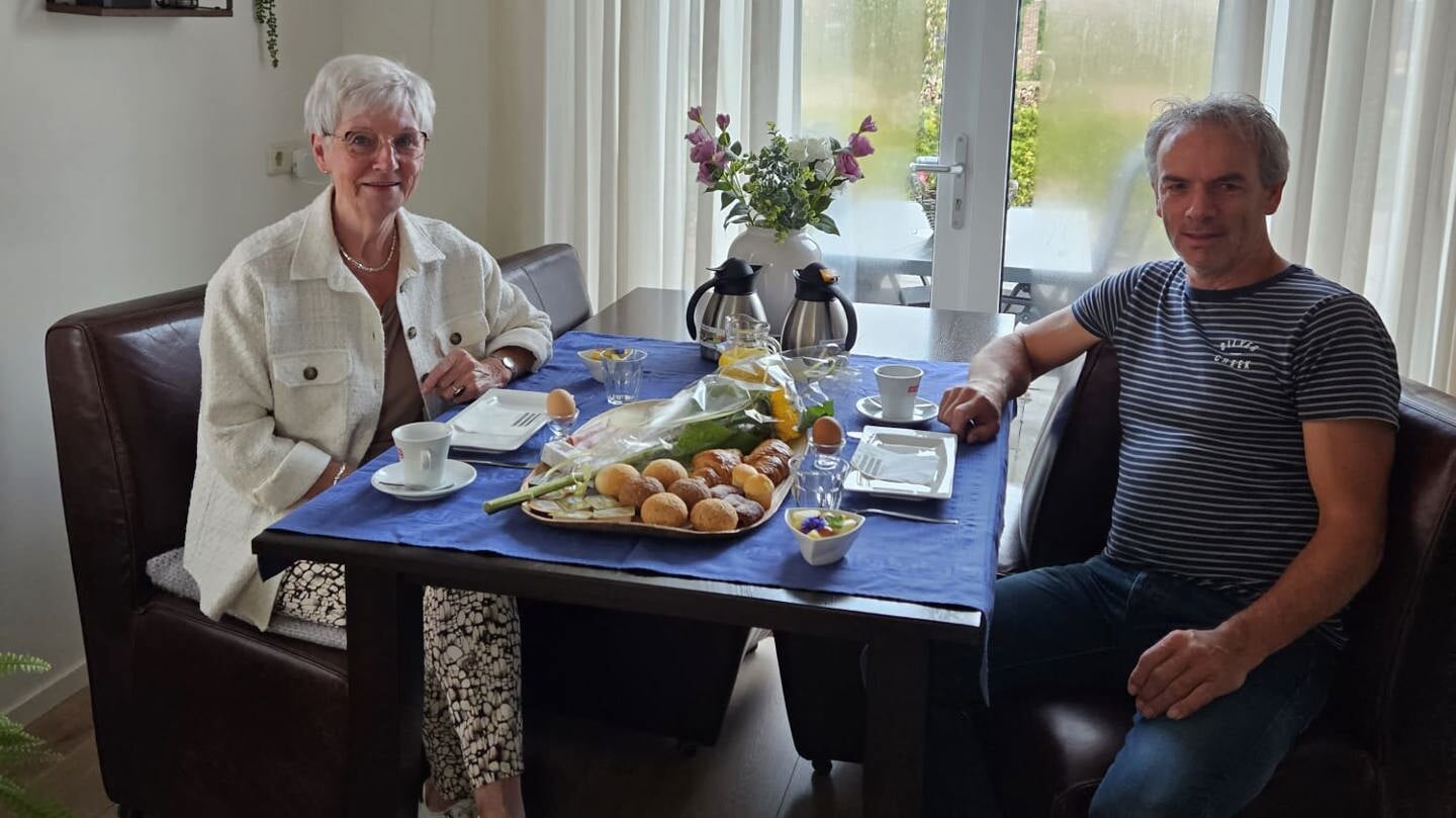 Willy Weijs (links) en haar zoon genieten van het ontbijt