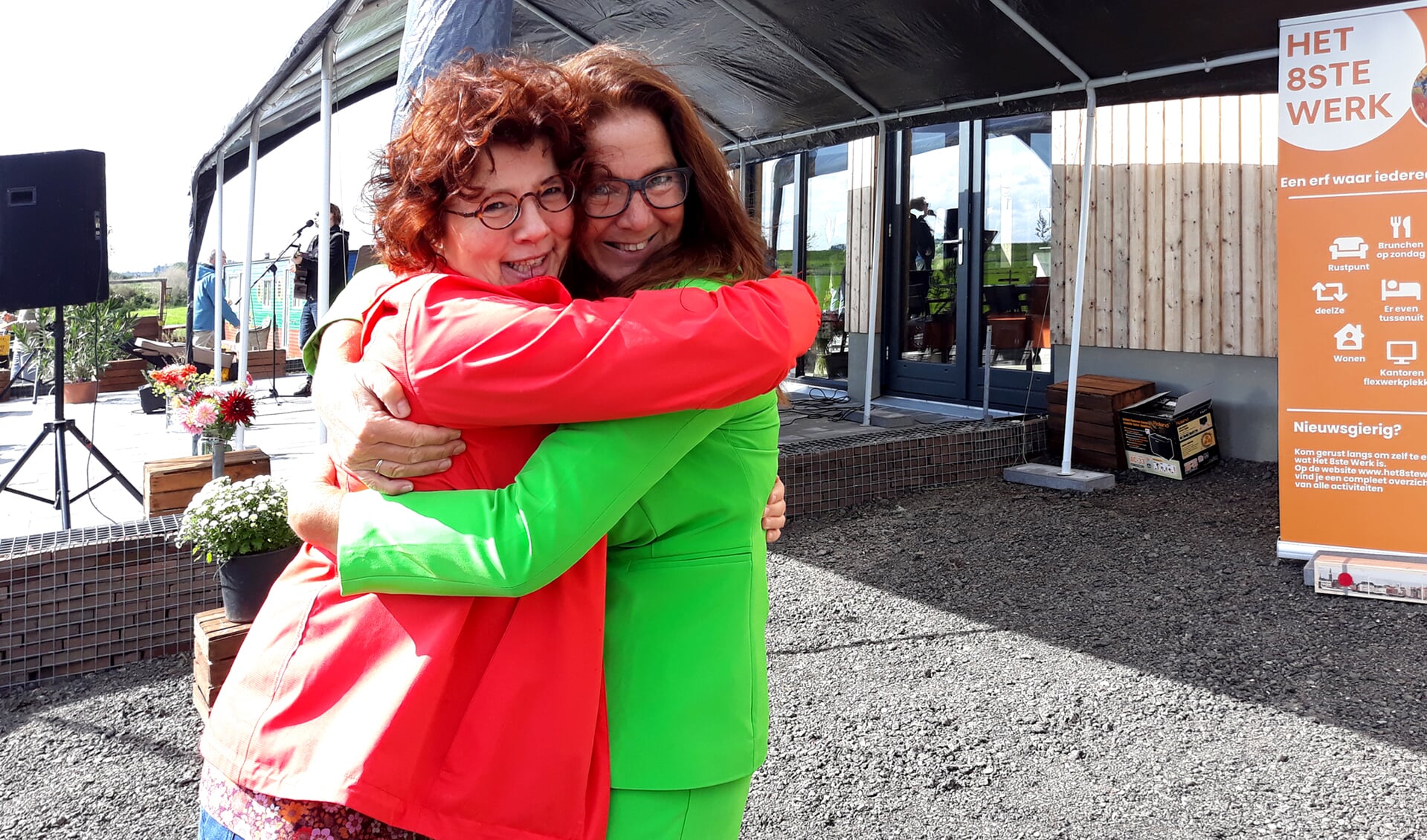 Gea (rechts) omhelst bij de opening van Het 8ste Werk haar tekstschrijfster Jacomien