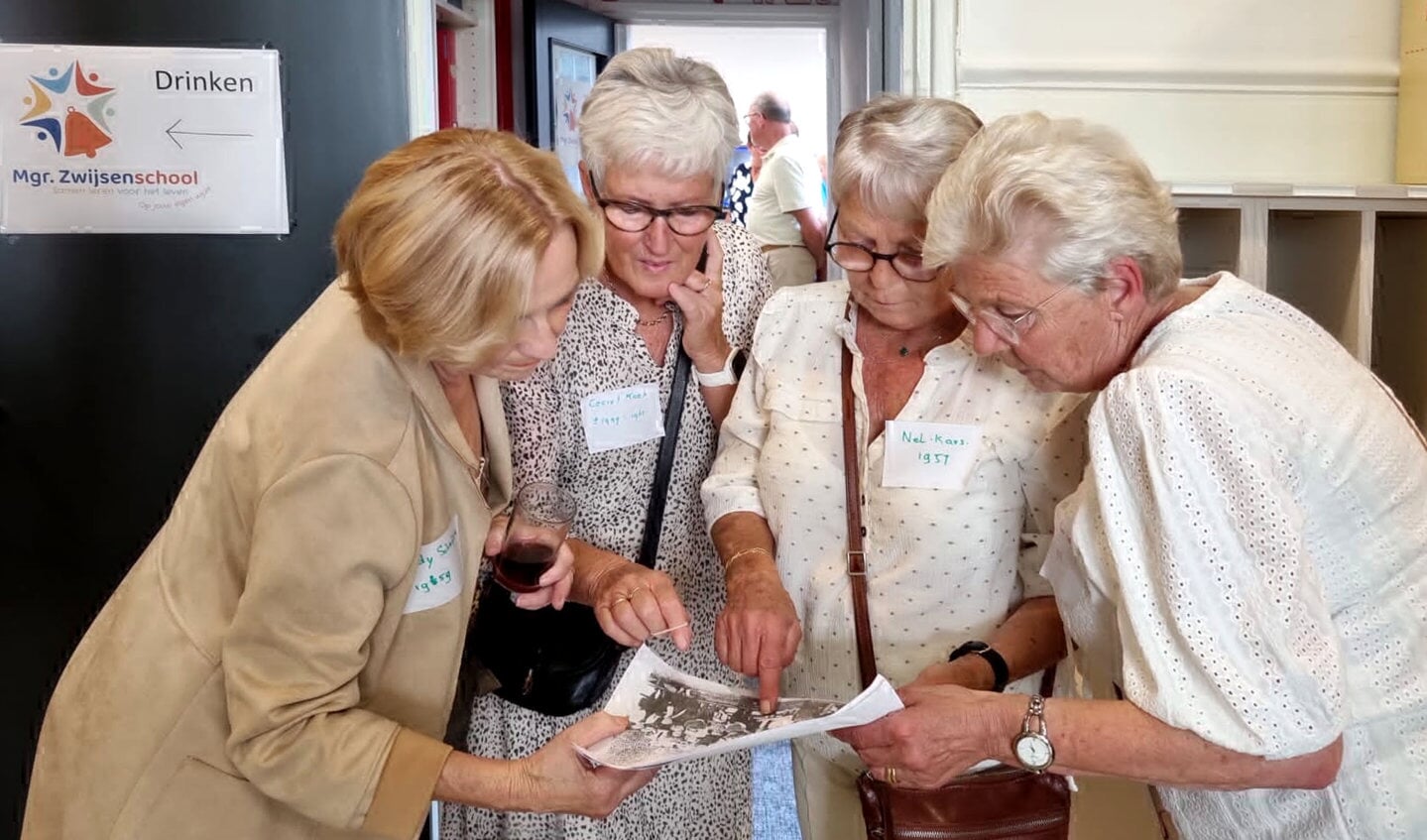 Oud-leerlingen halen samen herinneringen op bij de reünie