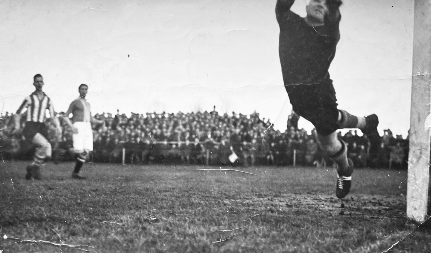 Leo Halle duikt in 1935 op een Zwolse inzet tijdens de IJsselderby. Links PEC-speler Lulof Heetjans.