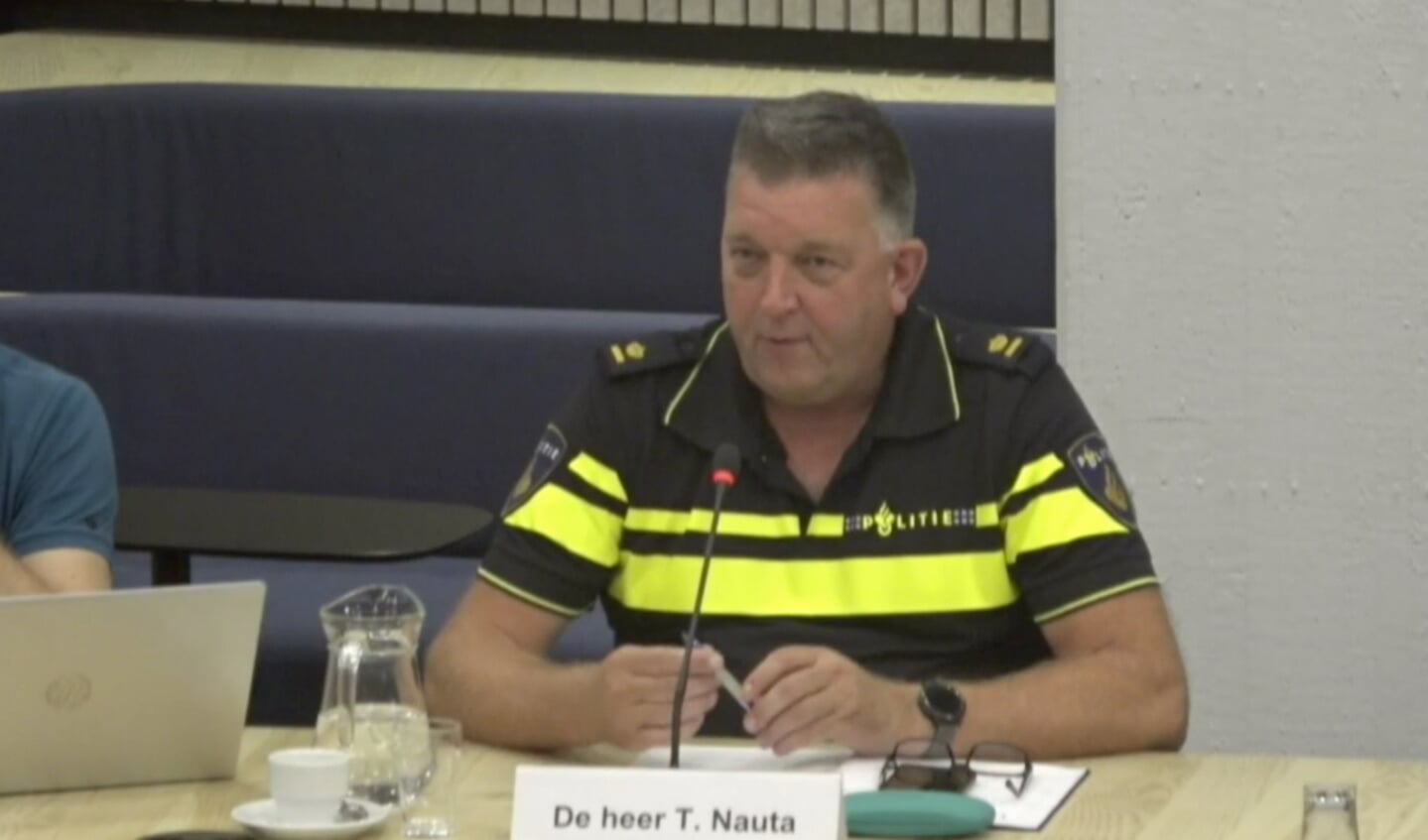 Politiechef Tom Nauta spreekt de gemeenteraad van Dronten toe.