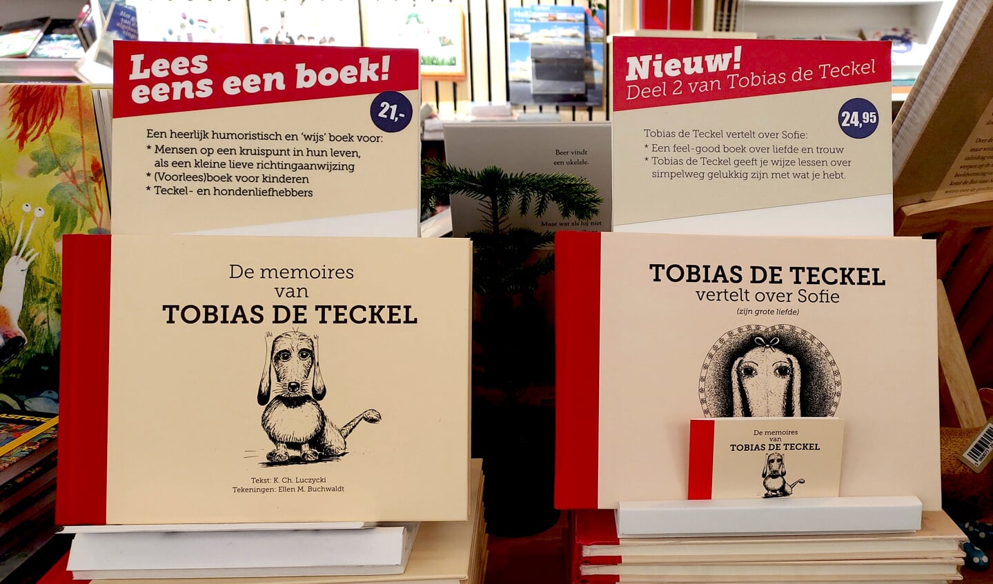 Tobias de teckel bij Boekhandel BoekLief te Harderwijk