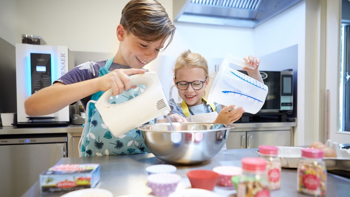 Samen koken is een van de activiteiten tijdens KindermeZZo.