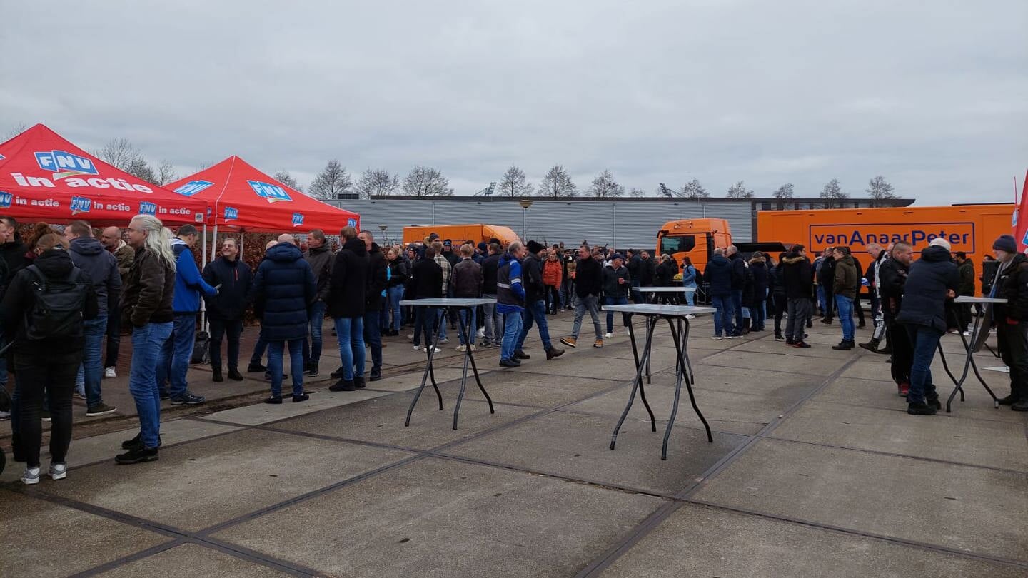 Ruim 250 werknemers zijn bijeen op het terrein in Heerenveen