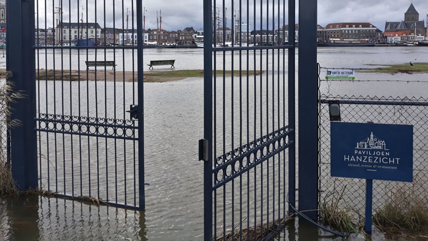 Het stadsstrand is momenteel verzwolgen door de IJssel