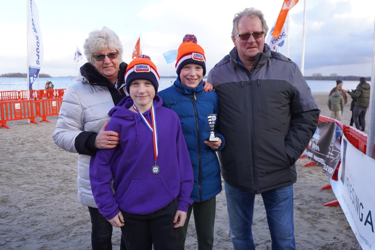 Snelste held tot en met 12: Julian Middelkamp (met beker), samen met zijn grootouders die uit Canada op bezoek waren. 