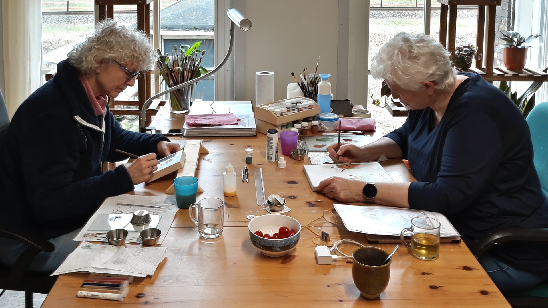 Gezusters Meyer (rechts Monique) werken geconcentreerd aan hun ikonen