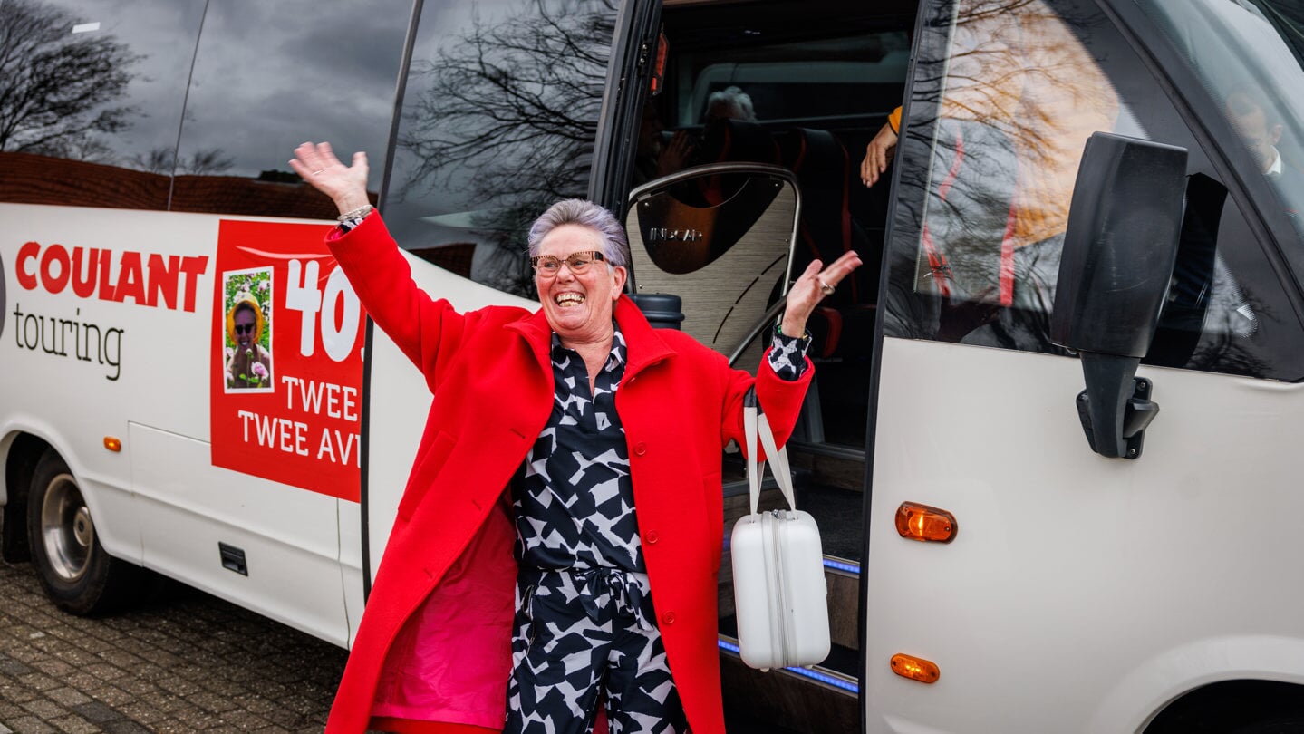 Alie komt aan in een bus met '40 jaar Twee Recht Twee Averecht'