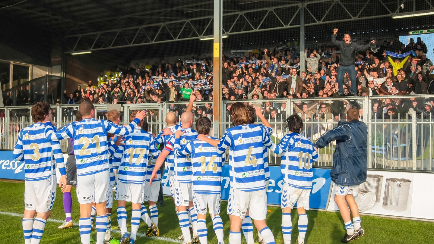 November 2010. De spelers van toen nog FC Zwolle vieren winst in Deventer. 