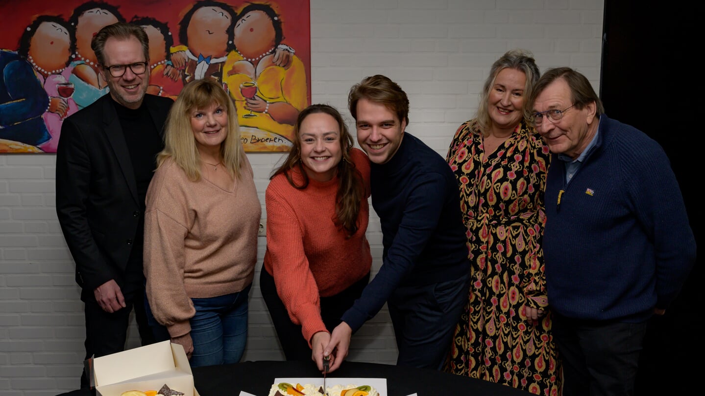 Eerste scriptlezing Kaatje bij de Sluis, vlnr: Waldemar Hoving (Fons van Groeningen), Hieke van den Akker (moeder Brecht), Marion Mulder (Kaatje), Joran Schuijn (minnaar Hilbert), Christine Albers (Anneke van Groeningen) en Andries Bakker (vishandelaar Klaas)