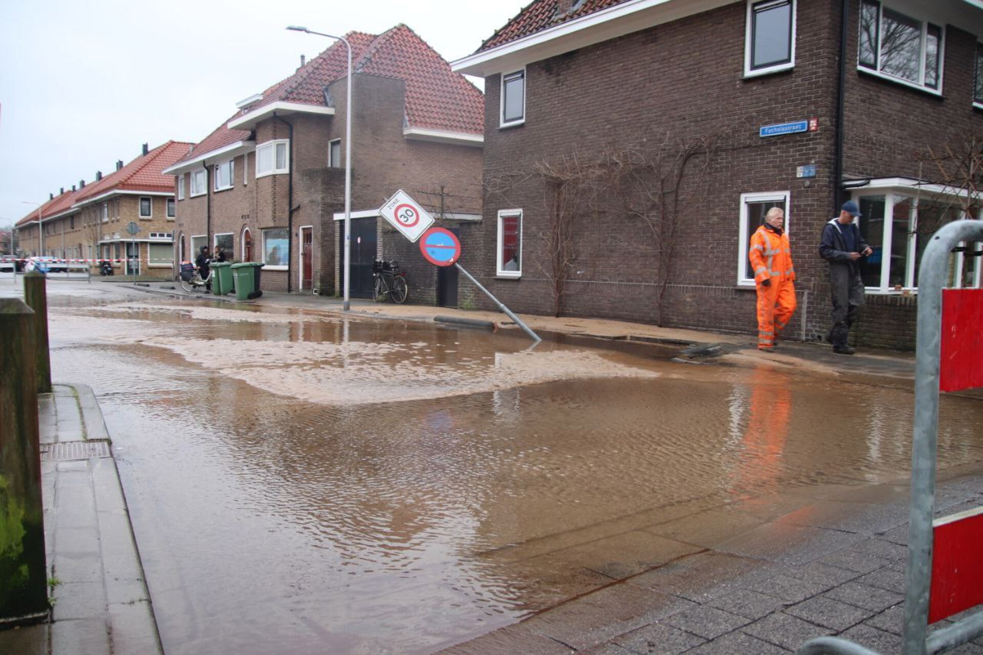 Fuchsiastraat Staat Helemaal Blank Door Gesprongen Waterleiding - De ...