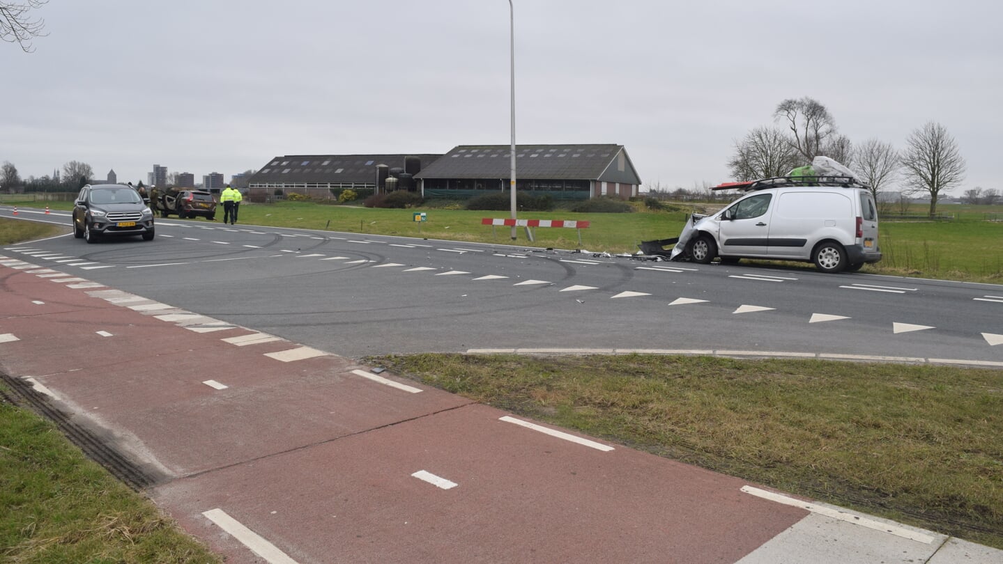 KAMPEN - Vrijdagmiddag 2 februari rond 14.30 uur heeft een ongeval plaatsgevonden aan de Frieseweg - N765 in Kampen. Een bestelwagen is hier in botsing gekomen met een personenauto. Hierbij zijn twee minderjarigen kinderen met letsel overgebracht naar het ziekenhuis. Hoe het verkeersongeval precies kon gebeuren, is niet duidelijk. De schade en ravage is enorm. Een traumahelikopter werd ingezet en deze is geland langs de Zwolseweg voor mogelijk een rendez-vous met de ambulance. Specialisten van de Verkeersongevallen Analyse \(VOA\) doen onderzoek naar de exacte toedracht van het ongeval. Een berger zal moeten komen, om af te slepen.