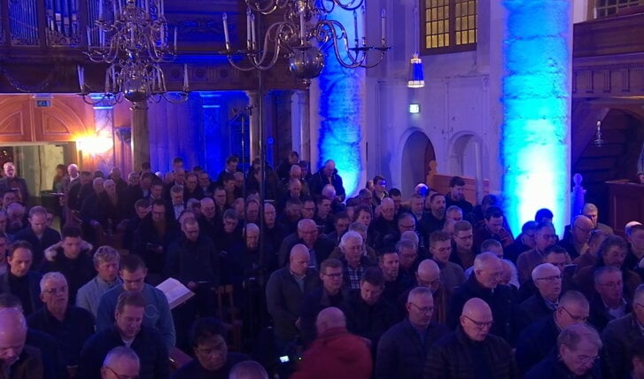 Mannen zingen in de Grote Kerk van Elburg