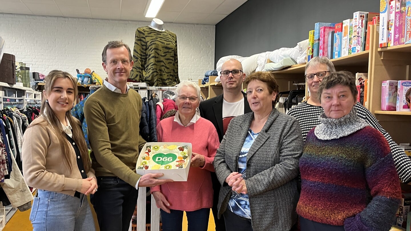 Op de foto leden fractieleden D66 en de vrijwilligers Weggeefschuur.