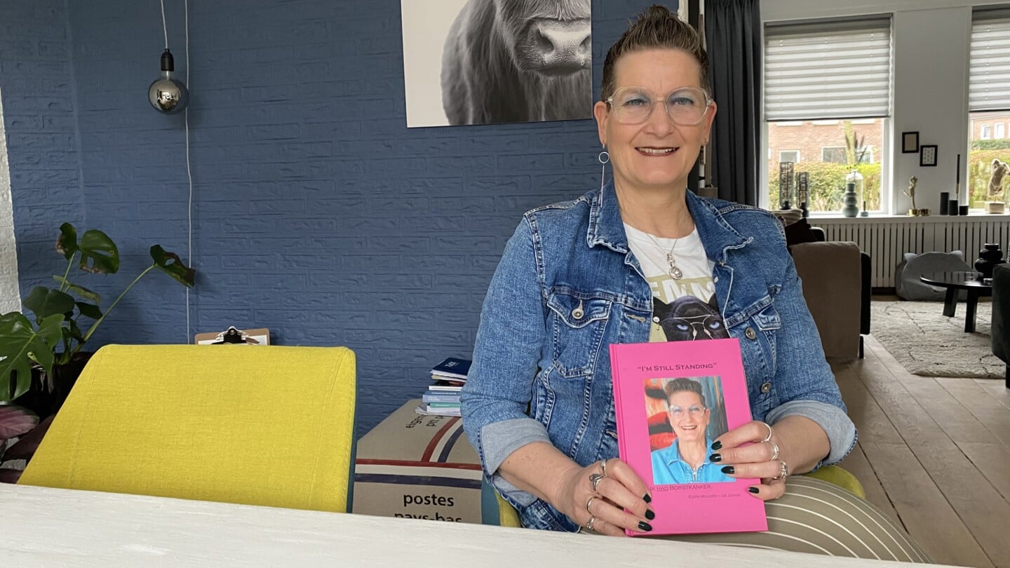 Edith Mulder met haar boek -