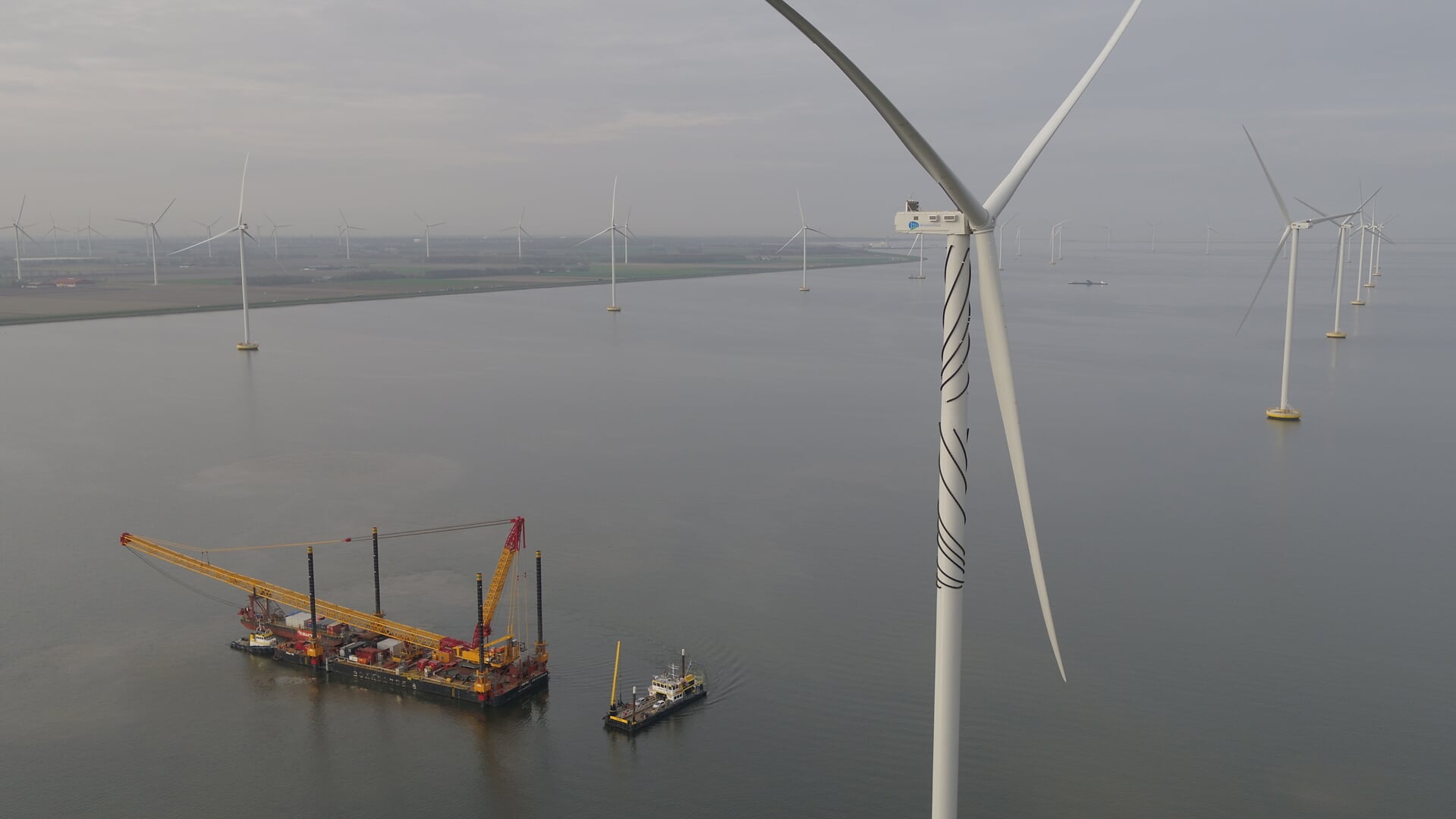 24 Windmolens in het IJsselmeer.
