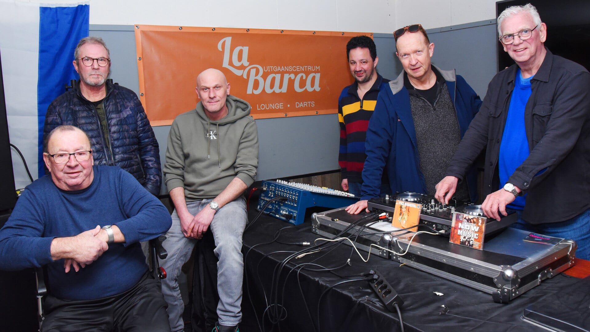 Vlnr: Karel Floor, Dirk Spin, Juan Marrozos, Mande Mol, Jos ter Horst en Kobie Storm draaien alvast warm in La Barca -