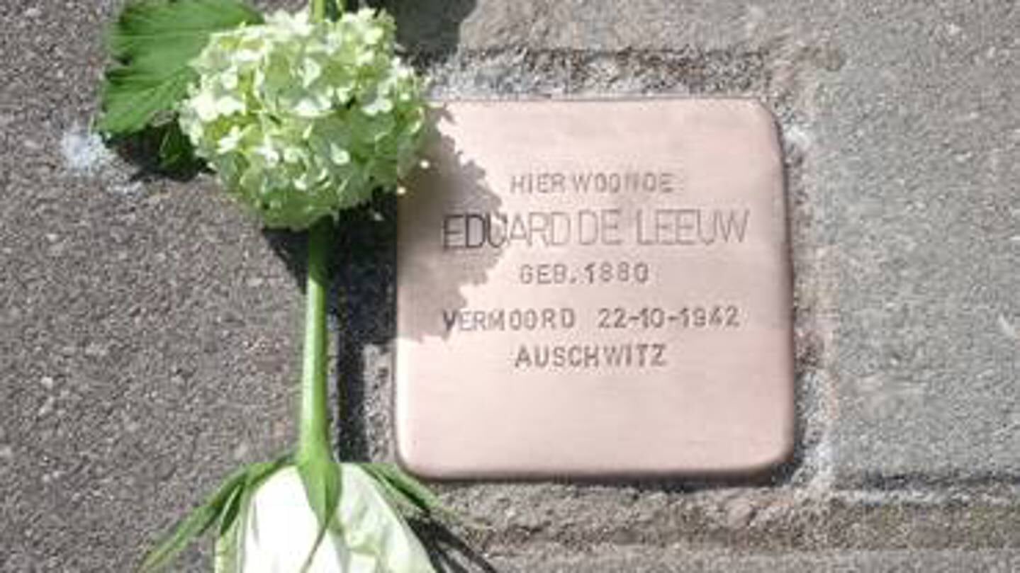Bij het bankje naast het Gedenkteken voor de Joodse Steenwijkers ligt de eerste Stolperstein waarbij wordt stilgestaan: de Stolperstein voor Eduard de Leeuw.   