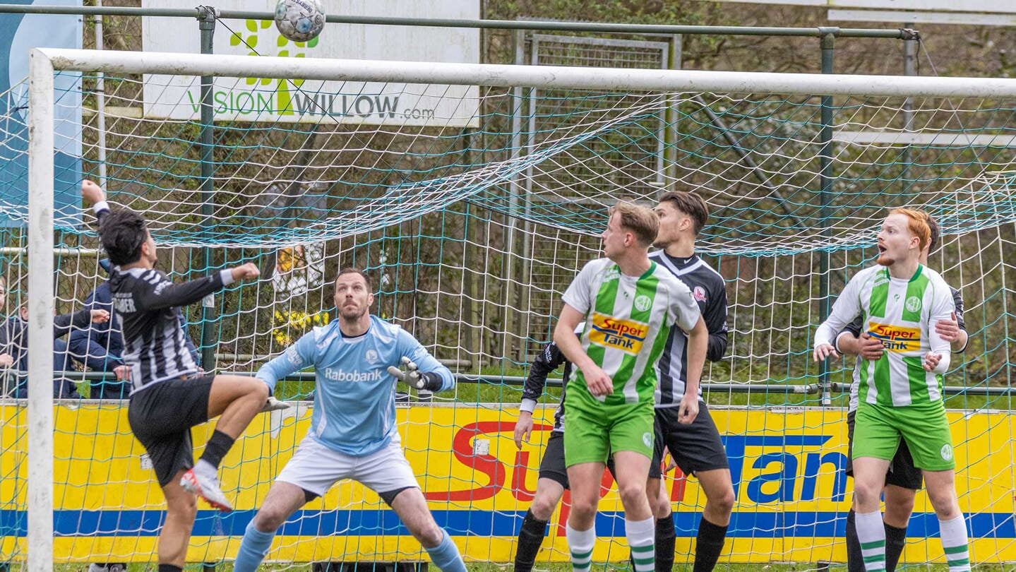 Moment uit de wedstrijd Asv Dronten - VV Bennekom.