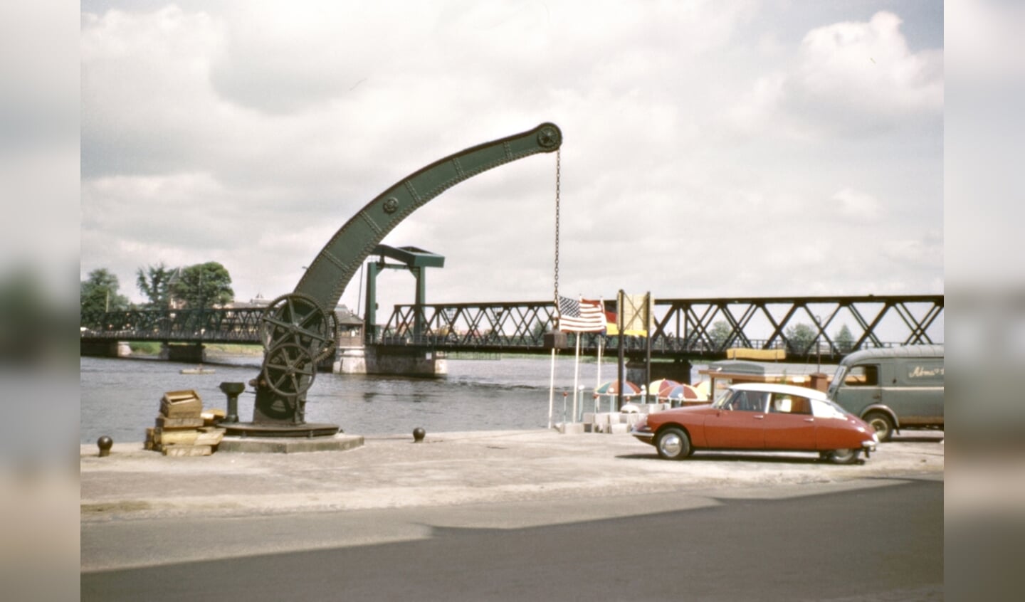 Zo zal de aloude kadekraan er straks weer aan de IJsselkade staan. Hier een nostalgisch plaatsje van rond 1960.dekraan vlak voor de afbraak midden jaren zestig