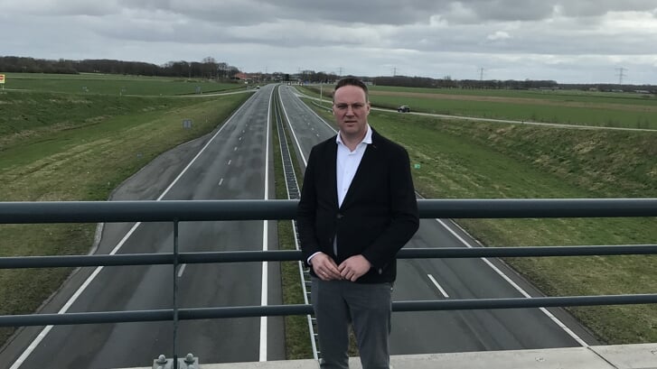 Statenlid Talen bij de al gerealiseerde 2x2 stroomweg vanaf Zwolle tot Wijthmen. 
