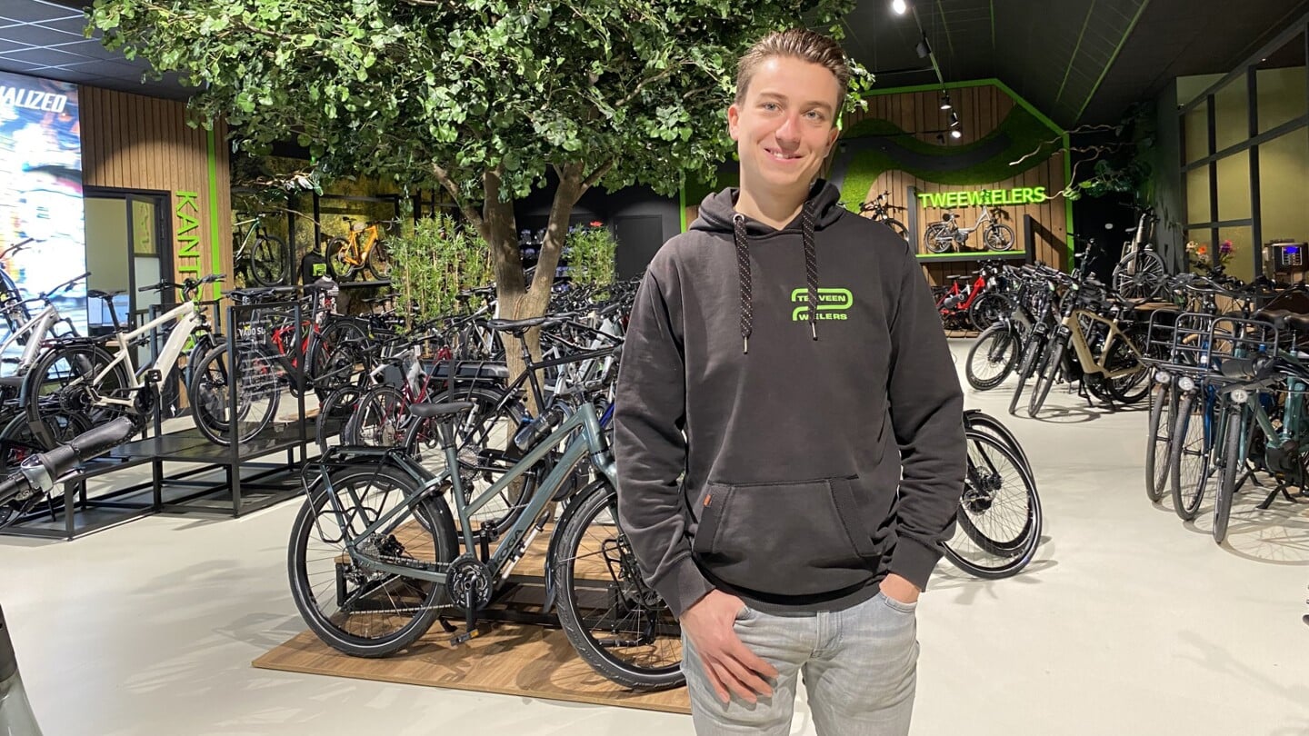 Mede-eigenaar Dylan ten Veen in de nieuwe fietsenwinkel