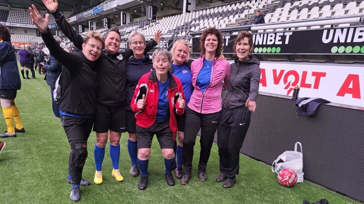 Het winnende vrouwenteam, vlnr: Angelica Braam, Natasje Bolt, Hilda Knol, Tiny Landman, Saskia Kasma, Miranda Bastiaans en Carolien Stuurman