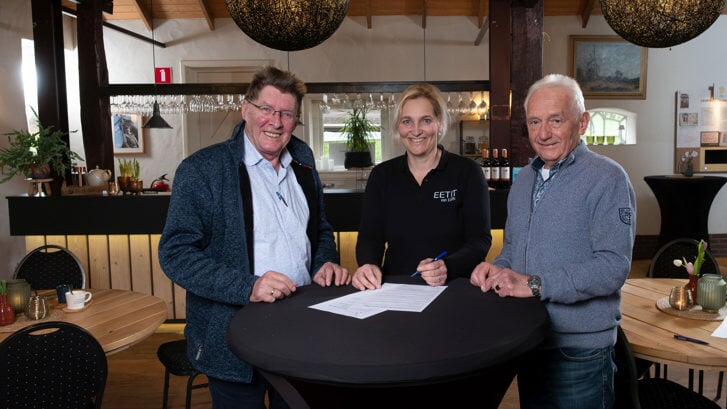 Jan Nitrauw, Edith Westendorp en Jan Oonk hebben de samenwerking contractueel bekrachtigd.