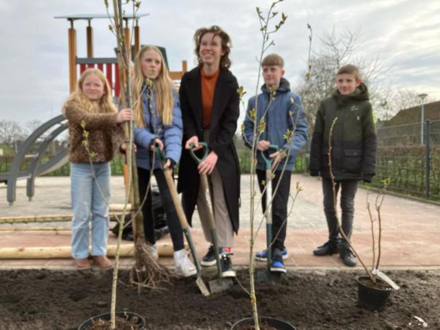 Klimaatburgermeester Aimee Heerschop plant samen met de kinderen de eerste boom
