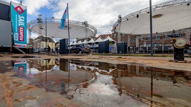 Ook bij regen houdt je het droog bij Sail Kampen 2024.