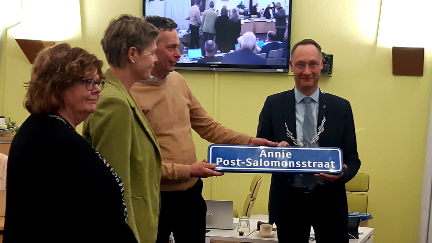 Kleinzoon Gerrit van Dijk en burgemeester Jan Seton met het bord voor Annie Post