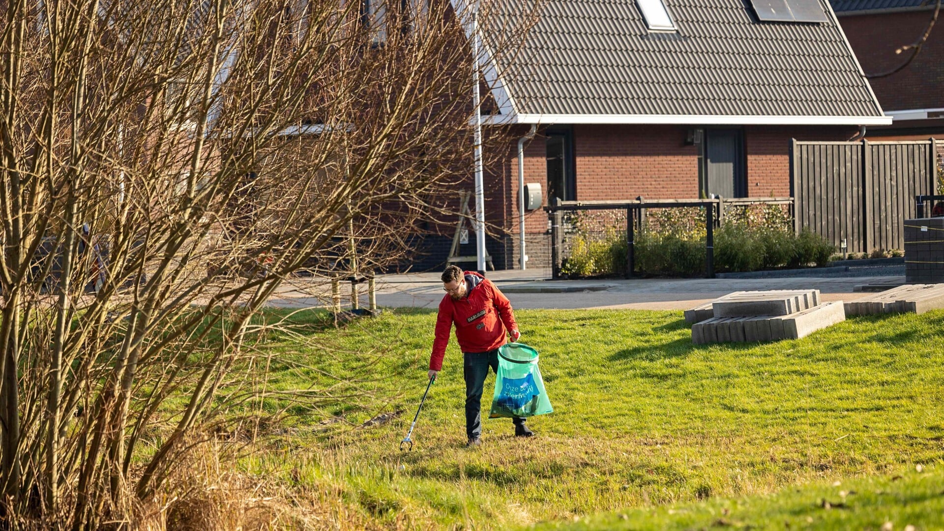 Joost Monninkhof verzamelt zwerfafval in Giethoorn