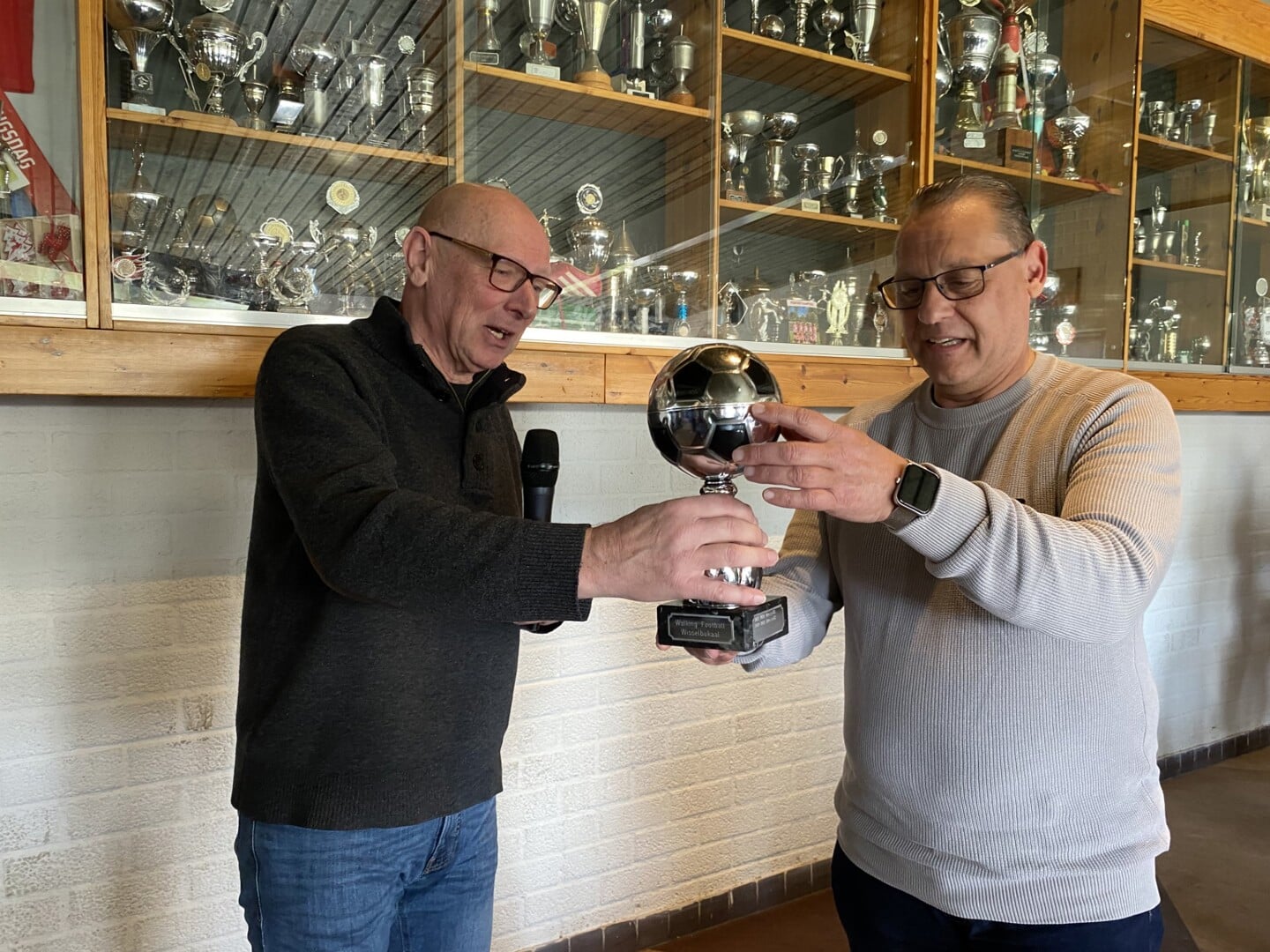 Jos Kop van Vitesse '63 reikt de beker uit aan Jan Brouwer van VV Steenwijk
