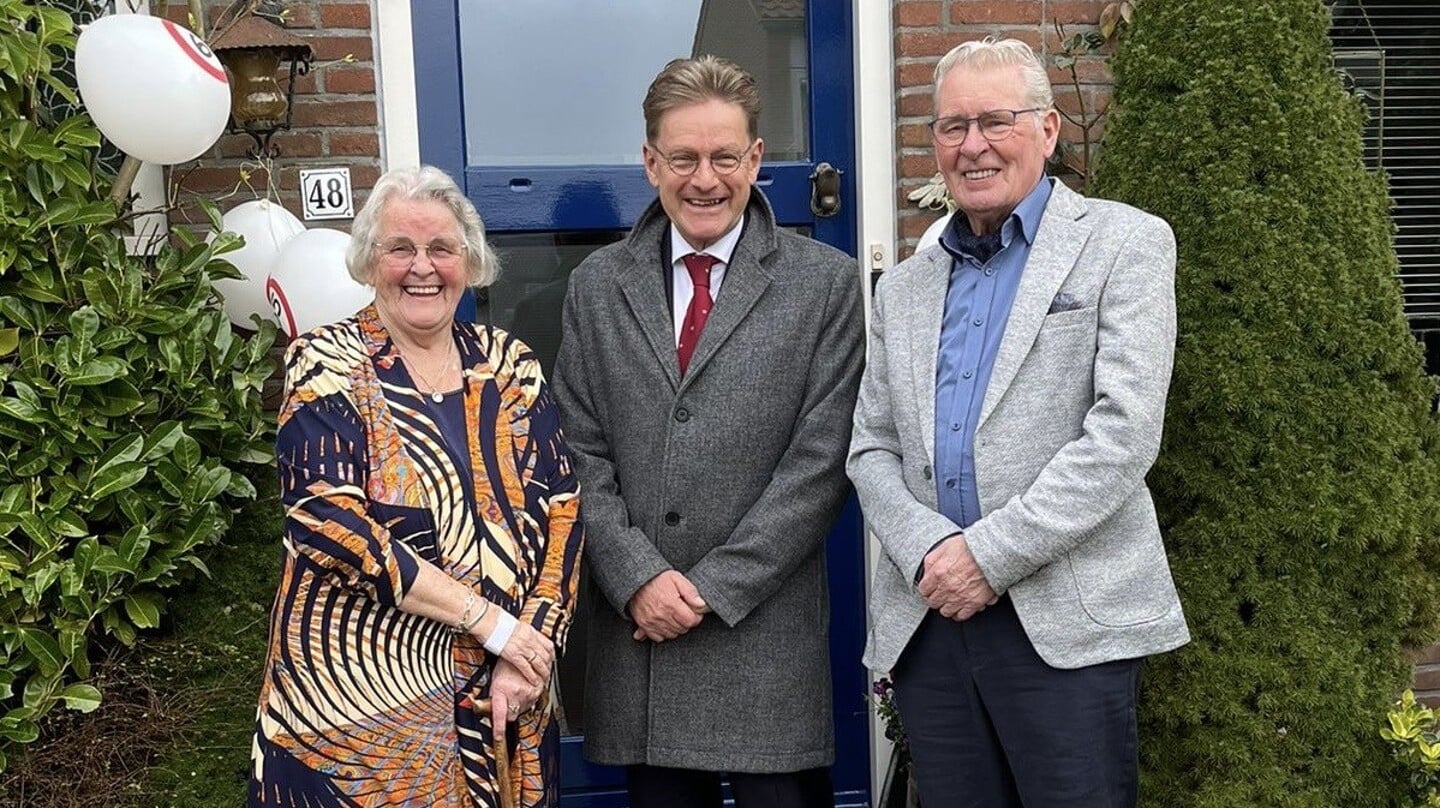 Sien en Henk van Dijk met in het midden burgemeester Rob Bats