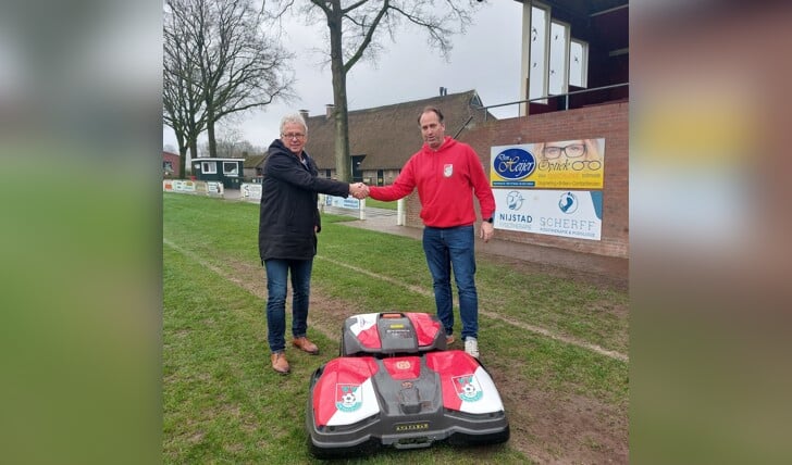 Wethouder Henk Doeven (links) met een medewerker van Bosma Tuinmachines