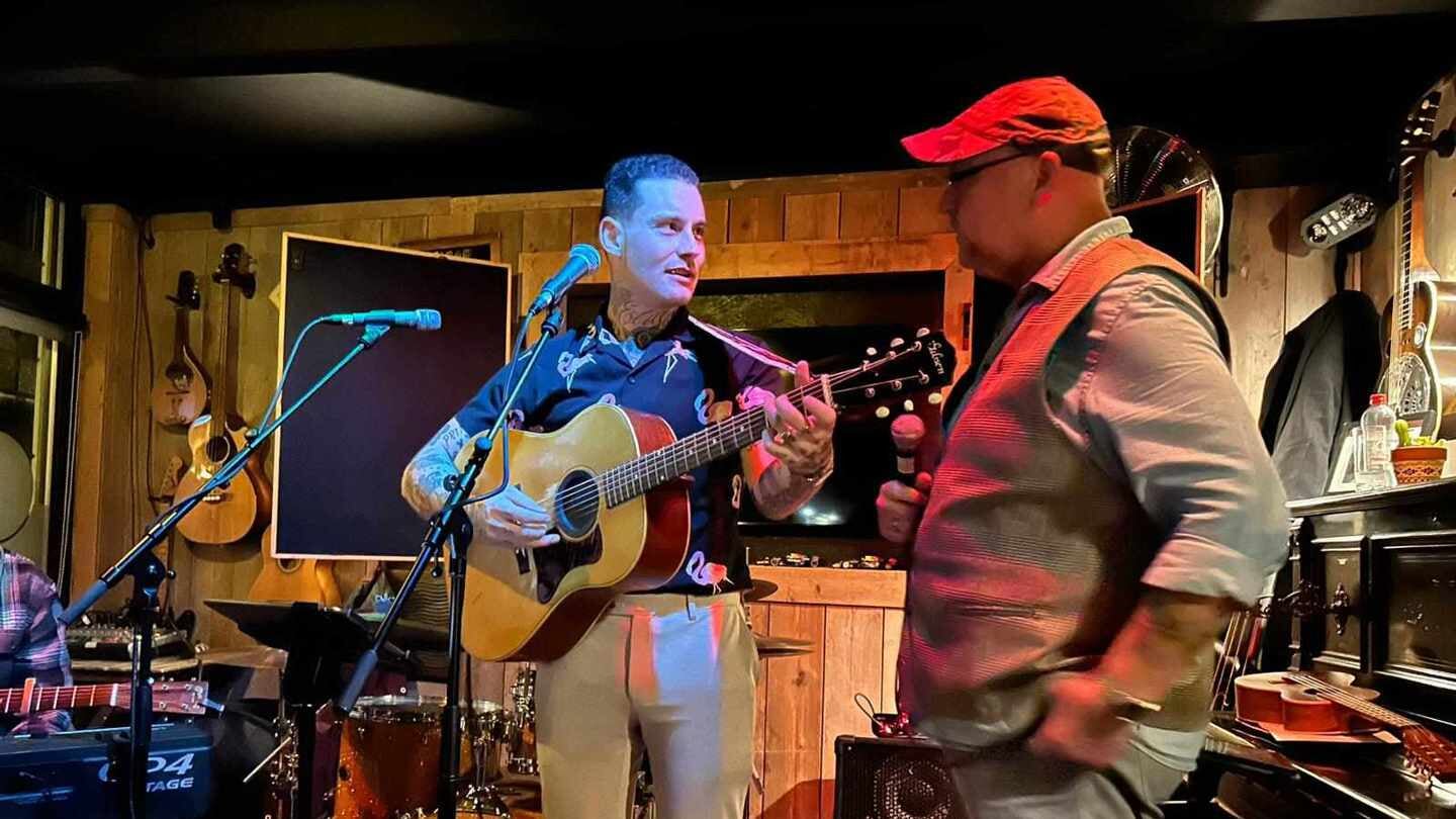 Douwe Bob en eigenaar Wim van der Starre in Café The Moonshiners.