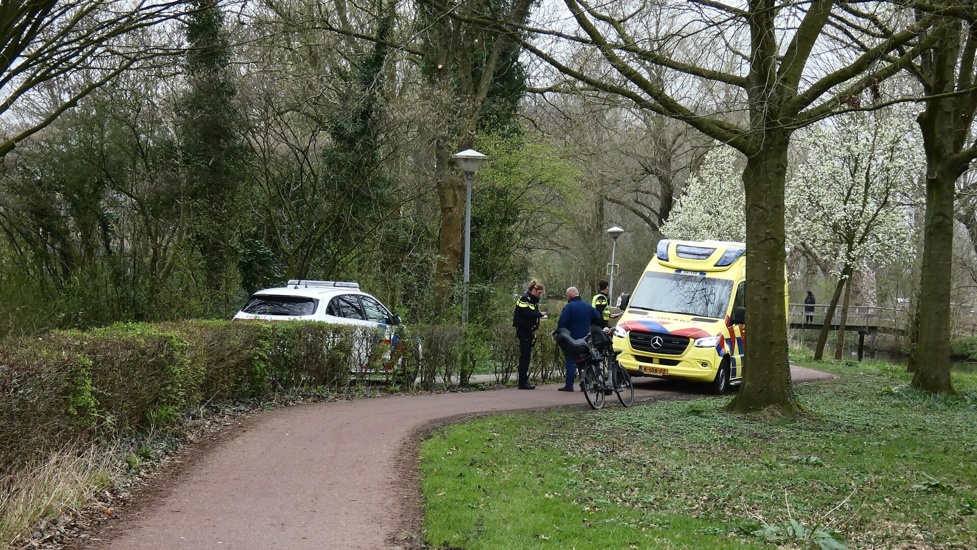 112 Kampen: Eén persoon is voor verder onderzoek meegenomen naar het ziekenhuis.