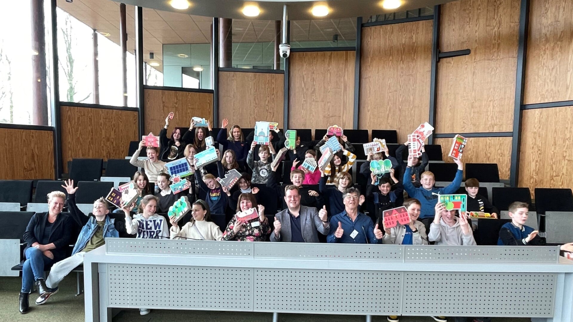 Leerlingen en directeur van CBS de Bron uit Nijensleek, wethouder Jacob Boonstra , raadslid Corné Joziasse en raadslid fractievoorzitter Ramona Rösener Manz 