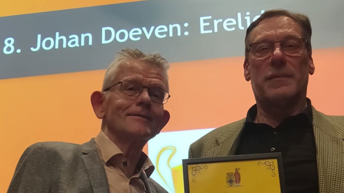 Johan Doeven (rechts) en voorzitter Bé Puister