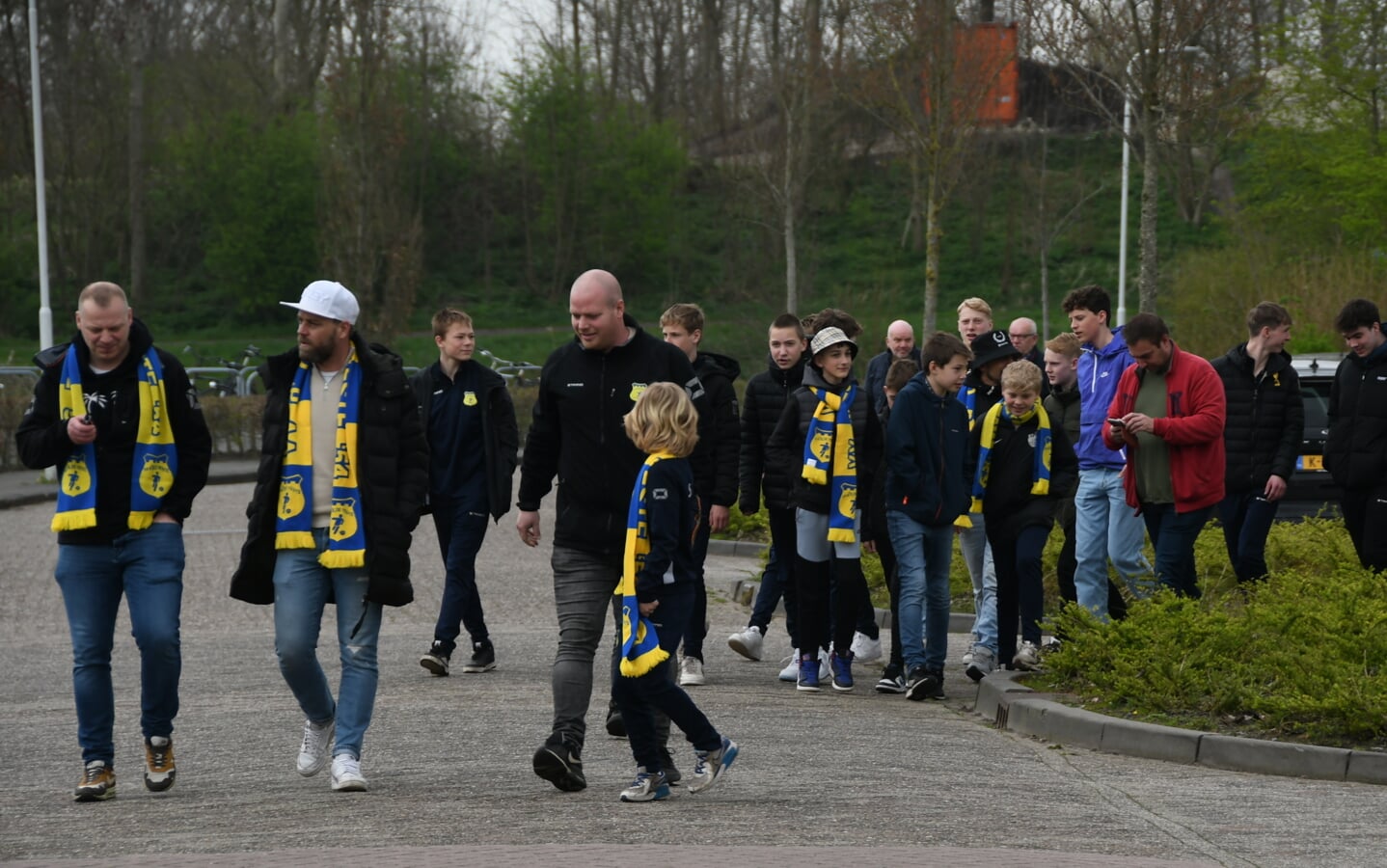 De supporters van Olde Veste arriveren in Dokkum