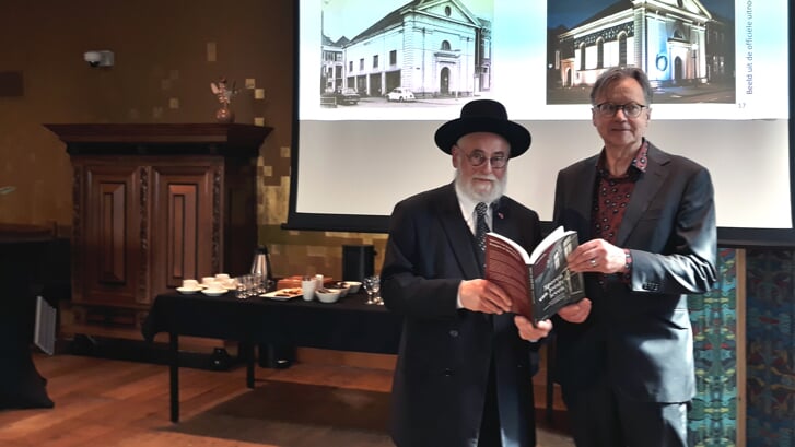 Jacobs en Duijvendak met het boek ’Sporen van Joods leven’ waarin het onderzoek neergeschreven is