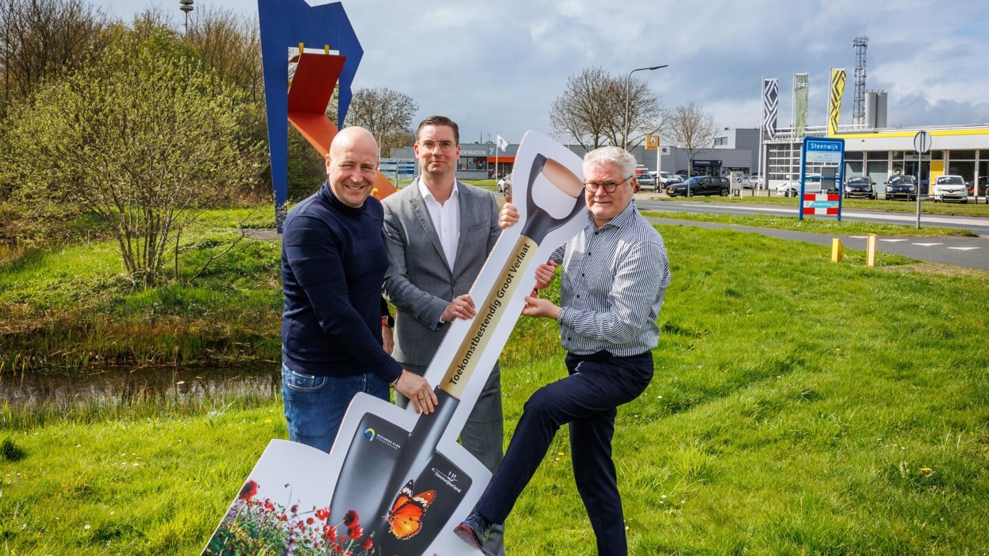 Roel van Hoorn (links), wethouder Bram Harmsma (midden) en wethouder Marcel Scheringa