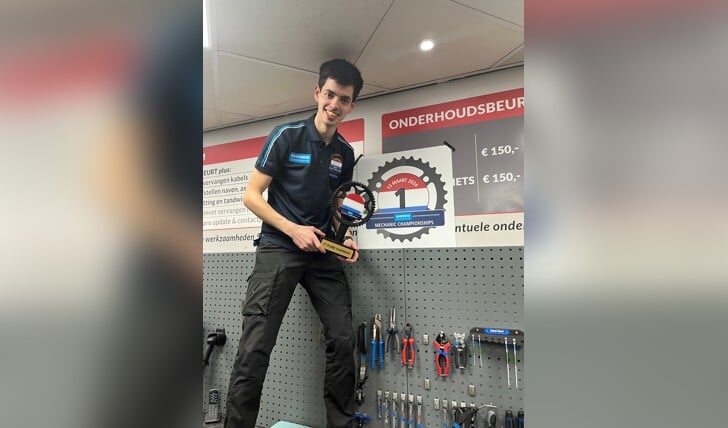 Jelmer Bijvang is blij met de trofee voor de 'Beste Fietsmechanieker' van Nederland.