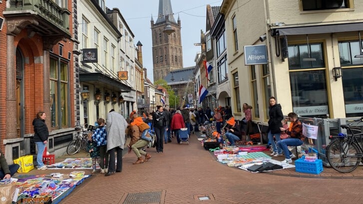 Op de vrijmarkt in de Kerkstraat zijn veel verkopers te vinden