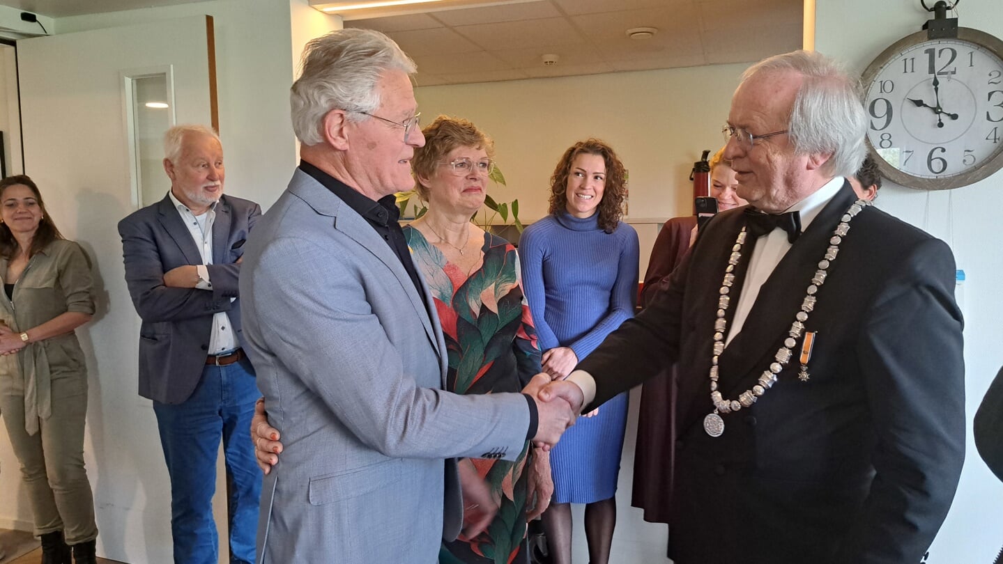 Burgemeester Rikus Jager feliciteert Hans van der Heijden 