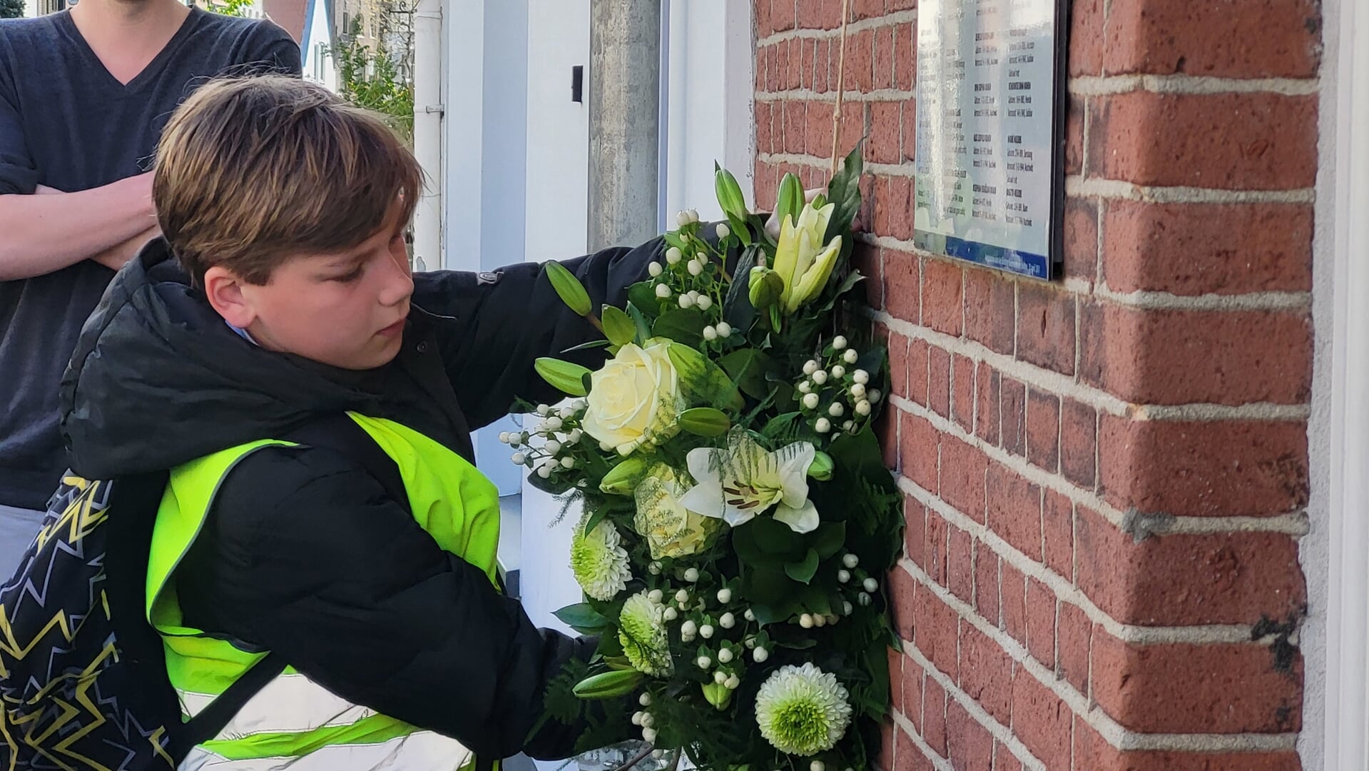 Bij de synagoge werden bloemen neergehangen ter nagedachtenis aan de Joodse slachtoffers.